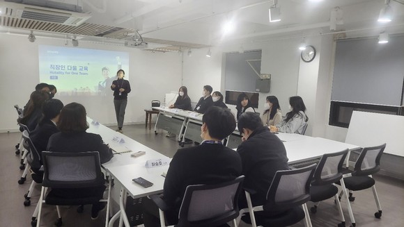 다움 역량 강화 교육은 '회사(직장)와 학교의 차이점', '함께 일하고 싶은 사람은 누구인가','고객 관점에서 지피지기와 역지사지', '직장인이 갖춰야 할 특성 및 좋은 직장인이 되려면' 네 가지 주제로 이뤄진다. ⓒ 스탭스