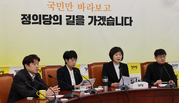 정의당이 지난 주말 서울시청 광장에서 열린 '강제동원 해법 강행 규탄 2차 범국민대회'에 참석한 이정미 대표에 대해 더불어민주당 지지자들이 원색적 비난을 한 것에 대해 비판, 양당간 '쌍특검 연대'에 난항을 예고했다. ⓒ 연합뉴스