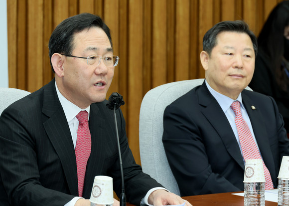국민의힘 주호영 원내대표가 오전 국회에서 열린 원내대책회의에서 발언하고 있다. 오른쪽은 이철규 신임 사무총장.ⓒ 연합뉴스
