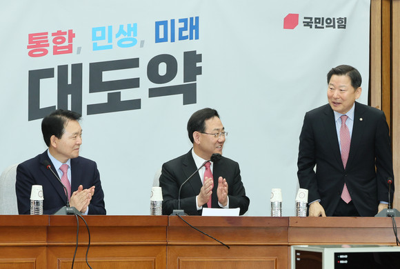 이철규 국민의힘 신임 사무총장이 오늘 오전 국회에서 열린 원내대책회의에서 인사하고 있다. 왼쪽부터 성일종 정책위의장, 주호영 원내대표, 이 사무총장. ⓒ 연합뉴스