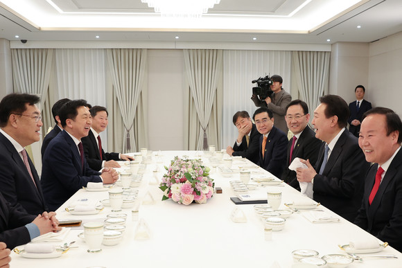 윤석열 대통령이 어제 오후 서울 용산 대통령실 청사에서 열린 국민의힘 신임 지도부 초청 만찬에서 김기현 대표 등과 대화하고 있다. ⓒ 연합뉴스
