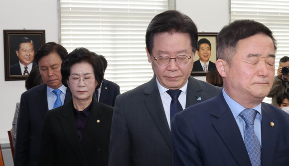 더불어민주당 이재명 대표 등 참석자들이 13일 국회에서 열린 대일굴욕외교대책위원회 출범식에서 묵념하고 있다. ⓒ 연합뉴스