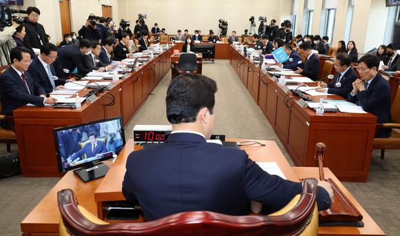 14일 국회에서 열린 기획재정위원회 재정준칙 도입에 관한 공청회에서 윤영석 기획재정위원장이 의사봉을 두드리고 있다. ⓒ 연합뉴스