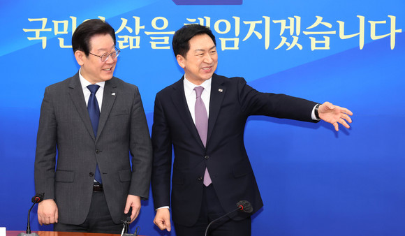 국민의힘 김기현 대표가 15일 오전 국회 민주당 대표회의실을 찾아 더불어민주당 이재명 대표와 회동에서 기념 촬영을 하고 있다. ⓒ 연합뉴스