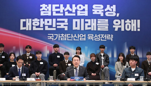 정부는 적극적인 민관협력의 결과로 국내에 대규모 투자가 결정됨으로써 글로벌 글로벌 반도체 경쟁에서 승리하기 위한 초석이 마련될 것으로 기대했다. ⓒ 연합뉴스