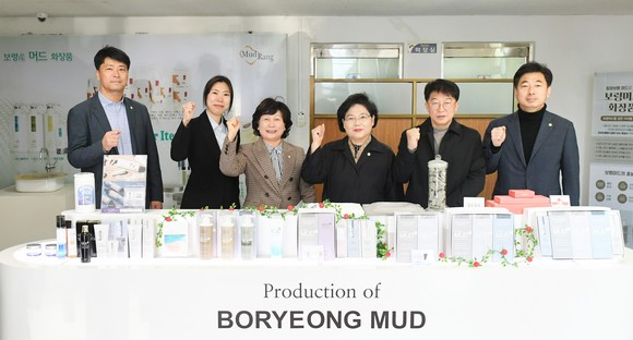 지난 14일 시의회 의원들이 머드화장품 공장을 방문 후 의견을 수렴하고 기념촬영을 하고 있다. ⓒ 의회사무국