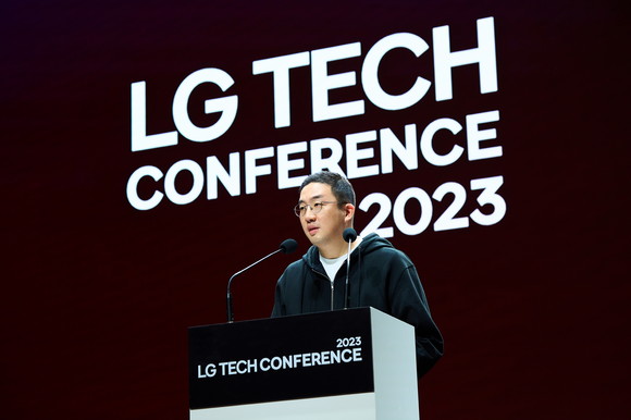 구광모 LG 대표가 16일 서울 마곡 LG사이언스파크에서 열린 LG테크콘퍼런스를 찾았다. 이곳에서 미래사업 분야 400여 명의 연구개발 인재들과 만난 후 바로 공항으로 이동해 일본으로 출국했다. 사진은 구 대표가 LG테크콘퍼런스에서 오프닝 스피치를 하는 장면. ⓒ LG