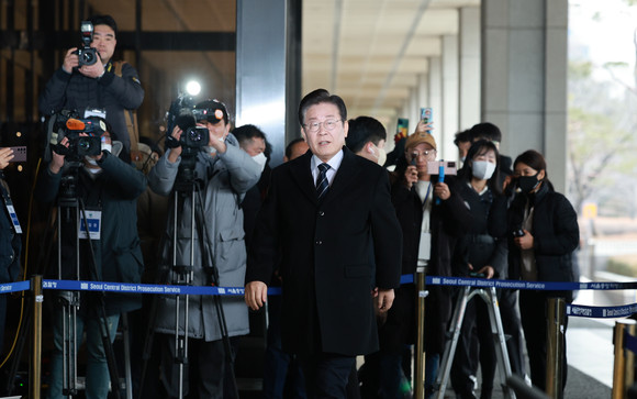 이재명 더불어민주당 대표가 지난달 서울 서초구 서울중앙지방검찰청에 도착해 위례 신도시·대장동 개발사업 의혹과 관련해 검찰 소환 조사를 받기 위해 들어가고 있다. ⓒ 연합뉴스