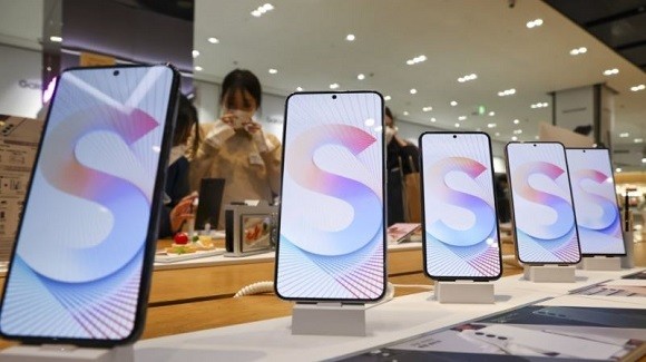서울 서초구 삼성 딜라이트에 갤럭시S22 시리즈가 놓여 있다. ⓒ 연합뉴스