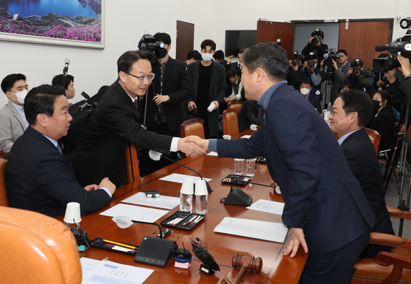 17일 오전 국회에서 열린 정치개혁특별위원회 정치관계법개선소위원회에서 조해진 위원장이 더불어민주당 김영배 의원(오른쪽)과 인사하고 있다. ⓒ 연합뉴스