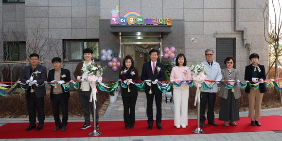 박성수 군수는 지난 16일 관계자 20여 명이 참석한 가운데 킨더포레 국공립 어린이집 개원 테이프 커팅을 하고 있다. ⓒ 금산군