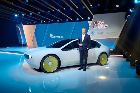 올리버 집세 BMW 그룹 회장과 콘셉트 모델인 BMW i 비전 디. ⓒ BMW 그룹 코리아