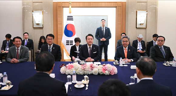 윤 대통령은 17일 한일 친선단체 인사 및 정계인사들과 접견을 하고 한일관계 발전 방향에 대해 건설적인 의견을 교환했다. ⓒ 연합뉴스