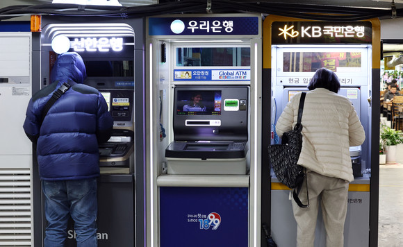 역대 최대 실적을 달성한 5대 주요 은행 직원이 4년새 4000명 이상 감소했다. 사진은 ATM을 사용하는 시민들의 모습. ⓒ 연합뉴스