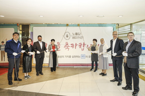 관계자들이 카페 오픈식을 맞아 언베일링 세리머니를 하고 있는 모습. ⓒ 한국GM