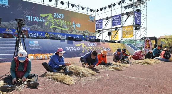 2023 기지시 줄다리기 식전행사 잔줄꼬기 경연 장면. ⓒ 당진시