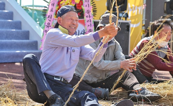 2023 기지시 줄다리기 식전행사 잔줄꼬기 경연 장면. ⓒ 당진시