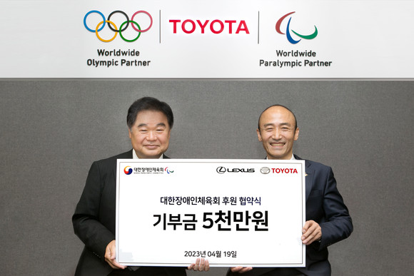 왼쪽부터 한국토요타자동차 콘야마 마나부 대표이사 사장과 대한장애인체육회 정진완 회장이 업무협약식에서 기념 촬영을 하고 있다. ⓒ 한국토요타자동차