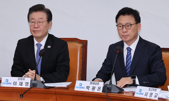 이재명 더불어민주당 대표와 박광온 원내대표가 17일 국회에서 열린 확대간부회의에 참석하고 있다. ⓒ 연합뉴스