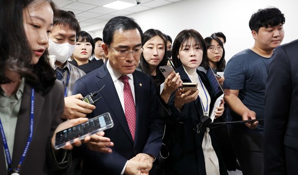 태영호 전 최고위원의 후임 선정과 관련해 국민의힘 분위기가 급냉각되고 있다. 하마평에 오른 인물들이 적극적인 의사 표현을 하지 않고 있는 데다 지도부의 과거 설화까지 더해져 흥행도 기대하기 어려워서다. 사진은 태영호 국민의힘 전 최고위원이 지난 10일 오전 국회 소통관에서 최고위원직 자진 사퇴 기자회견 뒤 취재진의 질문을 받으며 이동하는 모습. ⓒ 연합뉴스