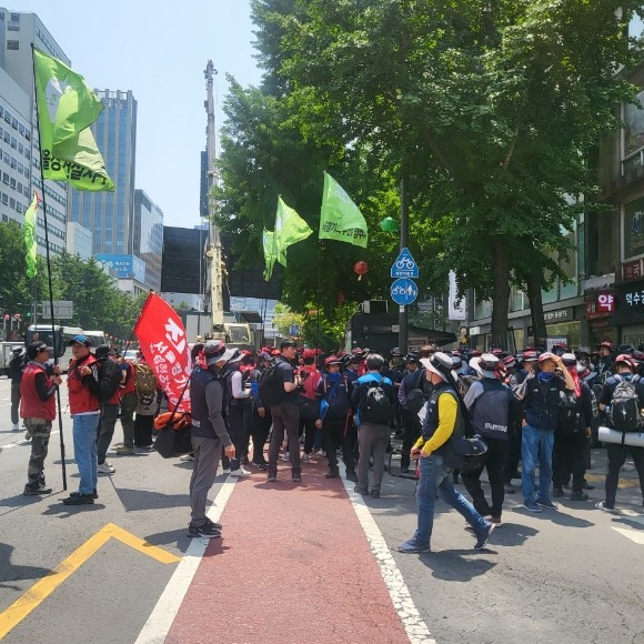 민주노총 전국건설노동조합이 1박2일 노숙 시위를 감행했다. ⓒ 프라임경제