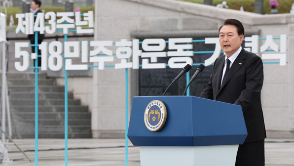 윤 대통령은 "가족들이 묻혀있는 묘지를 찾아 온 유가족들이 도시락도 드시고 쉬실 수 있도록 (묘역 입구의) 민주관 쉼터를 확장해 공간을 확보해 드리도록 하라"고 박민식 국가보훈처장에게 지시했다. ⓒ 연합뉴스