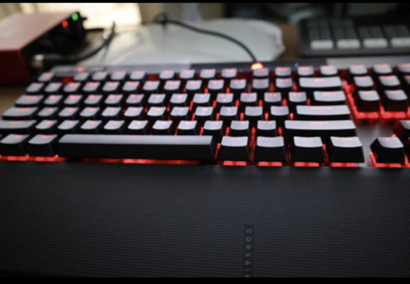 K70 GRB PRO의 가장 커다란 장점은 기계식의 타건감과 빠르고 정밀한 입력, 주위를 의식하지 않아도 괜찮은 수준의 소음과 손목자세를 편하게 바꿔주는 팜레스트에 있다. ⓒ 프라임경제