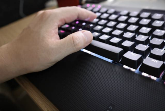 K70 RGB PRO 키보드의 자석 부착식 팜레스트는 엄지 하단에서 키에 이르는 각도를 자연스럽게 만들어내 손목과 손가락의 피로를 줄여준다. ⓒ 프라임경제