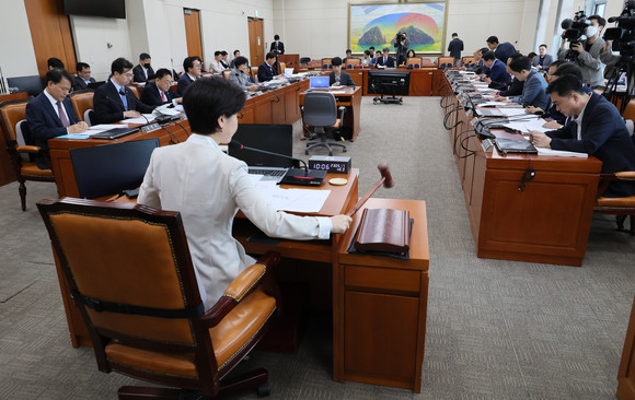 지난 17일 오전 국회에서 열린 정무위원회 전체회의에서 백혜련 위원장이 의사봉을 두드리고 있다. ⓒ 연합뉴스