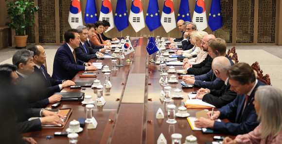 제10차 한-EU 정상회담은 올해 한-EU 수교 60주년을 맞아 지난 2018년 이후 5년 만에 대면으로 개최되며, 두 정상의 동시 방한은 2012년 제6차 정상회담 이후 11년 만에 성사된 것이다. ⓒ 대통령실