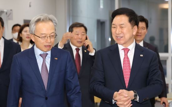 최진식 한국중견기업연합회 회장과 대화하는 김기현 대표. ⓒ 연합뉴스