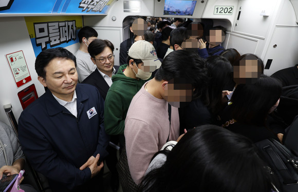 김포골드라인에 탑승한 원희룡 국토교통부 장관. ⓒ 연합뉴스