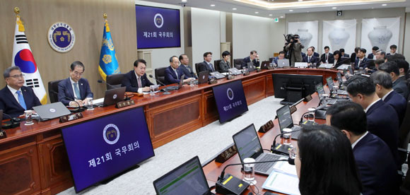 윤 대통령은 "우리가 지향하는 모든 외교 행위는 자유와 법치라는 보편적인 가치와 규범에 기반해야 한다"고 강조했다. ⓒ 연합뉴스