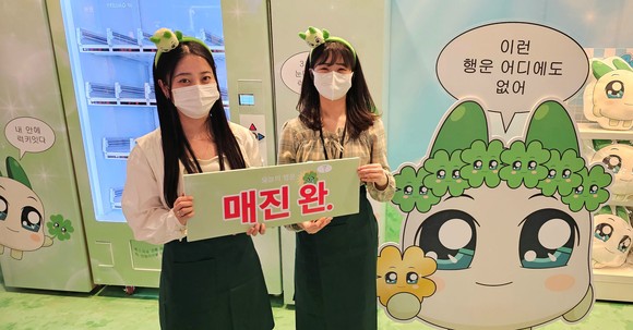 지난 3월 팝업스토어를 열어 인기를 증명했다. △키링 △행운엽서 △포토카드 등 디자인 굿즈 20여종이 랜덤으로 구성된 '행운박스'는 일 100개 한정 수량으로 선보였고, 1시간도 안돼 매진됐다. ⓒ 넷마블