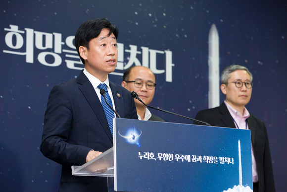 오태석 과학기술정보통신부 1차관이 지난 24일 오후 전남 고흥군 나로우주센터 프레스룸에서 누리호 3차 발사 취소 관련 브리핑을 하고 있다. ⓒ 과학기술정보통신부
