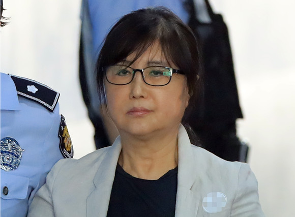 박근혜 정부는 '국정농단'으로 연결된다. 박근혜 대통령과 민간인 신분의 최순실을 중심으로 발생한 사건은 2016년 11월부터 2017년 3월까지 대한민국을 뜨겁게 달궜다. 그래서일까. 해당 사건 이후 방영된 드라마들의 악역은 '비선 실세' 캐릭터가 대다수다. ⓒ 연합뉴스