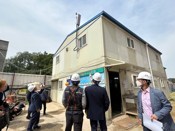 과학기술정보통신부가 네이버클라우드, 호반건설과 국내 최초로 이음5G 융합서비스를 건설 현장에서 선보이는 실증 시연회를 열었다. ⓒ 과학기술정보통신부
