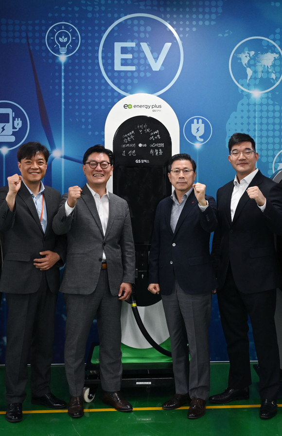 LG전자는 지난 24일 경기도 평택 LG디지털파크에서 '1호 충전기 제품 생산' 오프닝 세리모니를 개최했다. (사진 왼쪽부터) 강동주 하이비차저 대표, 김성원 GS에너지 에너지자원사업본부장, 장익환 LG전자 BS사업본부장, 허철홍 GS엠비즈 대표이사. ⓒ LG전자