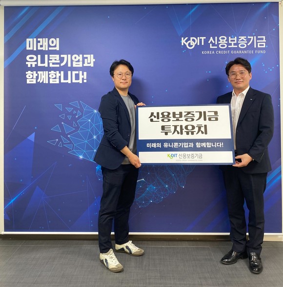 왼쪽부터 안상현 애드 대표, 이상옥 신용보증기금 센터장. ⓒ 애드