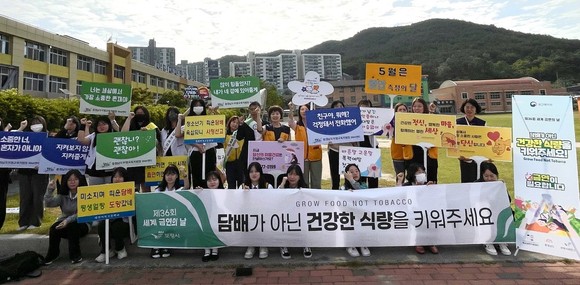 '제36회 세계 금연의 날'을 맞아 25일 흡연 예방 및 건강생활실천을 위한 등굣길 캠페인을 개최했다. ⓒ 보령시