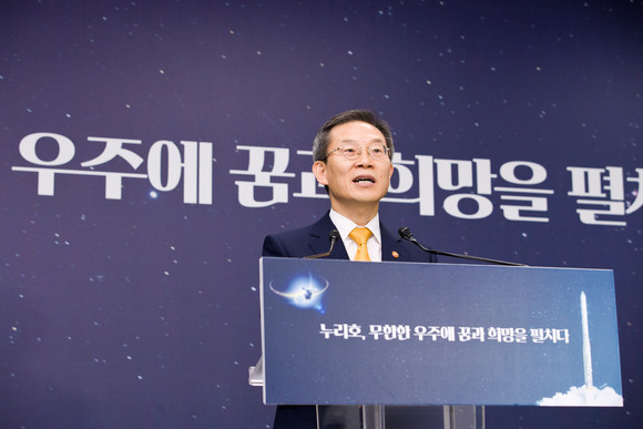 이종호 과학기술정보통신부 장관이 25일 오후 전라남도 고흥군 나로우주센터 프레스룸에서 '누리호 3차 발사 결과' 관련 브리핑을 하고 있다. ⓒ 과학기술정보통신부