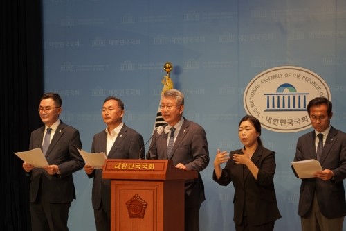 국회 소통관에서 공동기자회견을 열고 윤석열 정부에 전남 의대 신설과 상급 종합 대학병원 설립을 촉구했다. ⓒ 김회재의원 사무실
