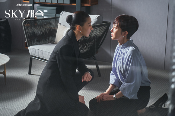 <스카이캐슬>은 상류층에 속하는 부모들이 자신의 자녀들을 명문대학교에 보내기 위해 벌이는 이야기다. 자녀 교육에 대한 부모의 잘못된 욕심과 이로 인한 가족의 영향, 자녀들의 고민과 방황 등을 깊이 있게 그리면서 높은 시청률을 기록했다. 이 같은 국민적 공감대에 조국 사태로 알려진 상류층 자녀 교육은 찬물을 끼얹었다. 공론화 되면서 문 전 정부에 대한 반감도 높아졌다. ⓒ JTBC