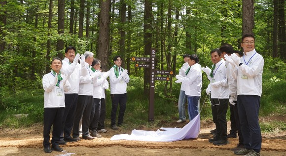 남성현 산림청장이 26일 관계자들과 백두대간 사랑운동 캠페인 제막식을 개최했다. ⓒ 산림청