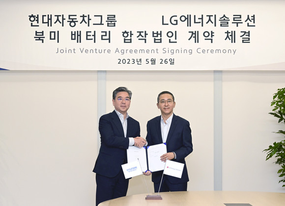 왼쪽부터 장재훈 현대차 대표이사 사장, 권영수 LG에너지솔루션 대표이사 부회장. ⓒ 현대자동차그룹
