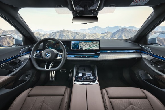 5시리즈 최초로 비건 소재가 적용된 모던한 디자인의 실내. ⓒ BMW 코리아