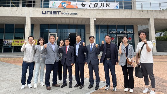 교육위는 지난 25일 제52회 전국소년체육대회 현장을 찾아 충북 선수단을 격려 후 기념촬영을 하고 있다. ⓒ 의회사무국