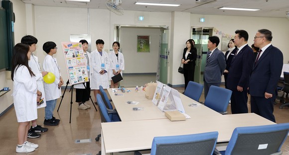 지난 25일 '노벨과 함께하는 꿈나무들의 과학축제'인 노벨과학체험전을 개최하고 있다. ⓒ 대전교육청