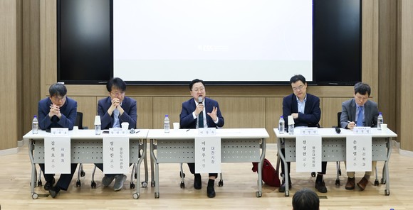 이장우 대전시장은 26일 '지방 소멸 위기 속, 대전의 대담한 도전' 주제로 열린 제8회 서울대학교 사회과학 포럼 기조연설을 하고 있다. ⓒ 대전시