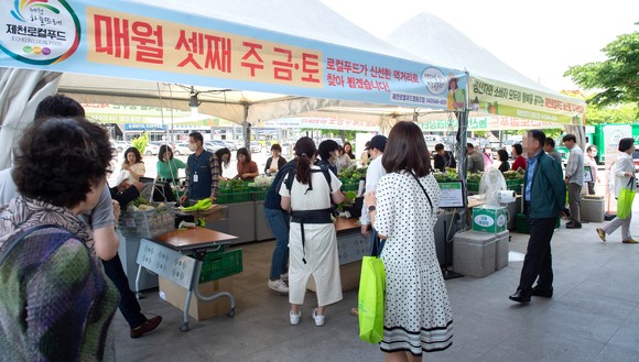 이마트제천점 앞 행사장에서 직거래 장터 운영 모습. ⓒ 제천시